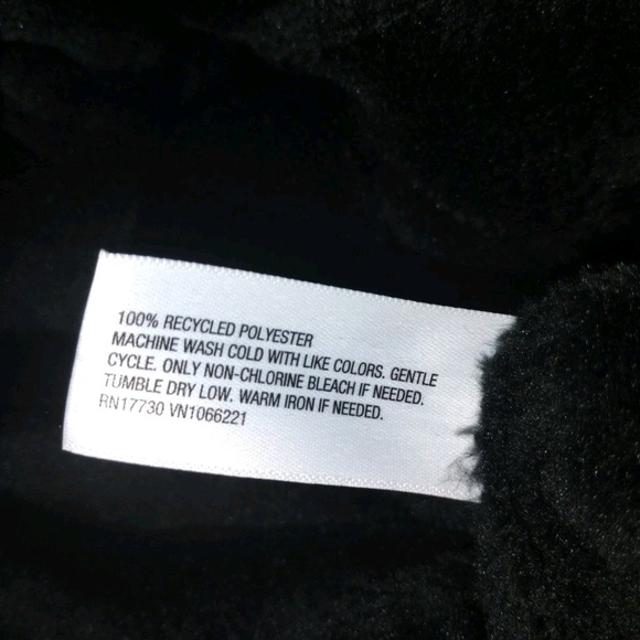 Luxurious Black Velvet Robe - Picture 3 of 3